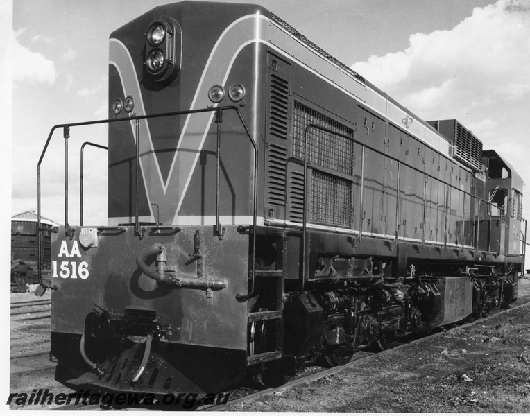 P10426
AA class 1516 in green livery with red and yellow stripe, end and side view. 
