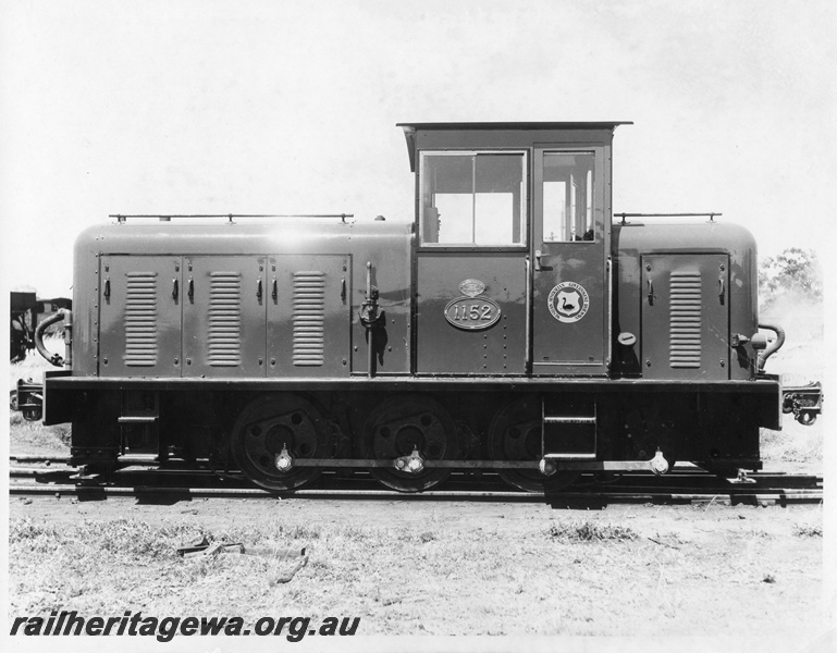 P10441
Z class 1152 diesel hydraulic shunting locomotive at Midland Workshops. Side view of locomotive.
