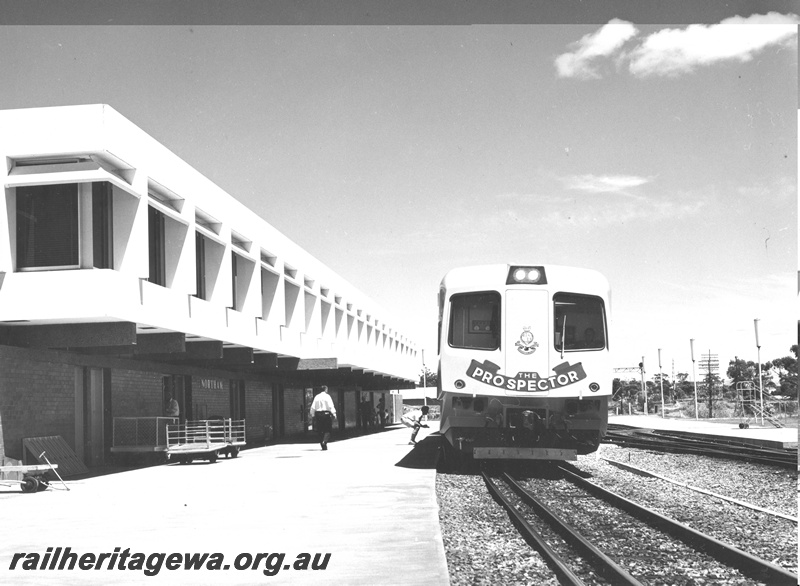 P10446
2 of 3 of Prospector 2 car set at Northam enroute to Kalgoorlie. Front view of body of car, dual gauge track in foreground, low level platform on both sides. ER line.
