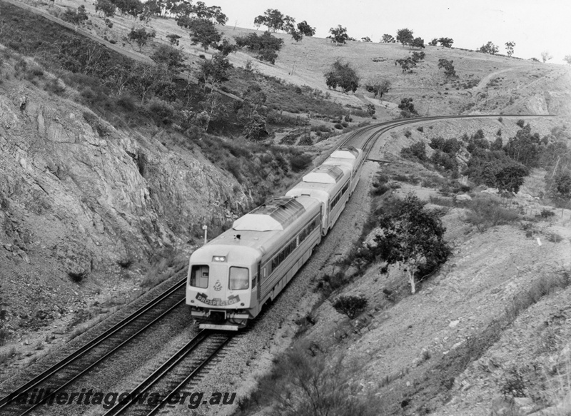 P10450
Three car Prospector Railcar set, travelling in the Avon Valley, entering a cutting. Front and overhead view of leading railcar.
