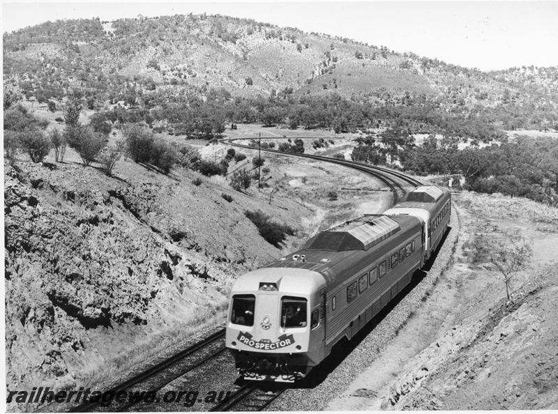 P10456
Prospector 2 car set about to enter a cutting in the Avon Valley. Front and overhead view of leading railcar.
