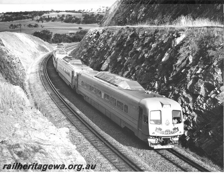 P10457
Prospector railcar set travelling into the Windmill Hill cutting in the Avon Valley. Front and overhead view of leading railcar.
