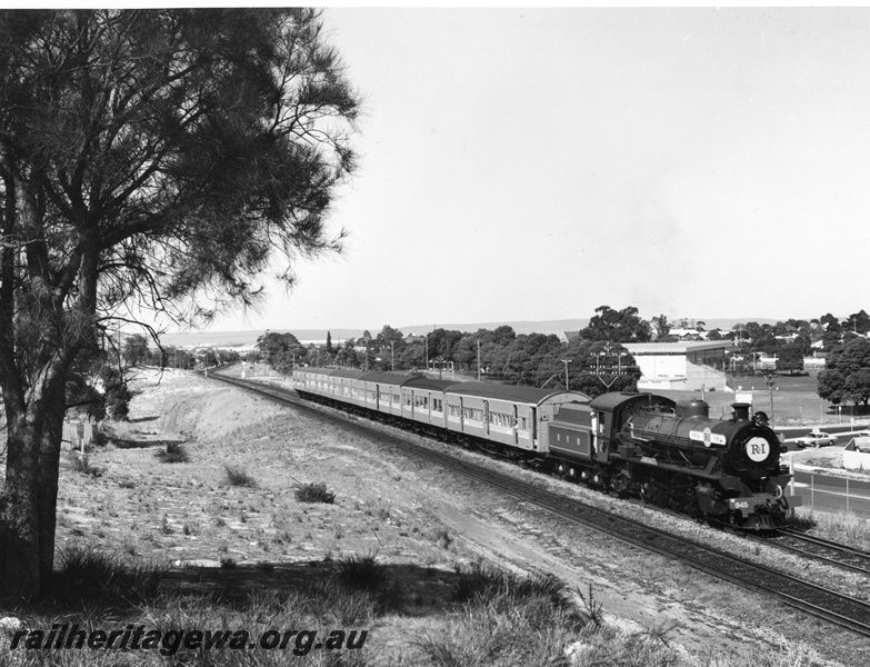 P10468
W class 945 'Banksiadale' leads Hotham Valley Railway's 'Festival Flyer', on a Midland to Perth service, between Bayswater and Meltham.
