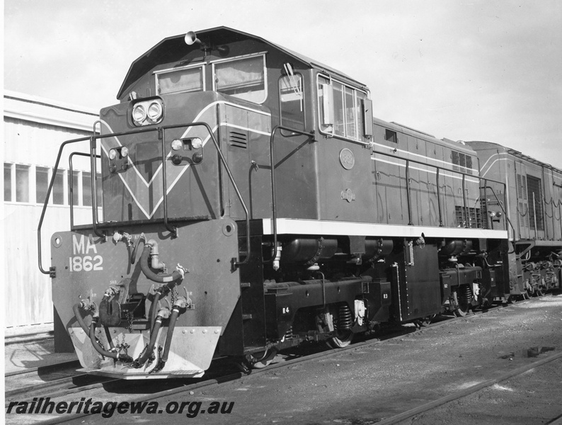 P10484
MA class 1862 diesel hydraulic shunting locomotive at Forrestfield with portion of a R class diesel locomotive behind.
