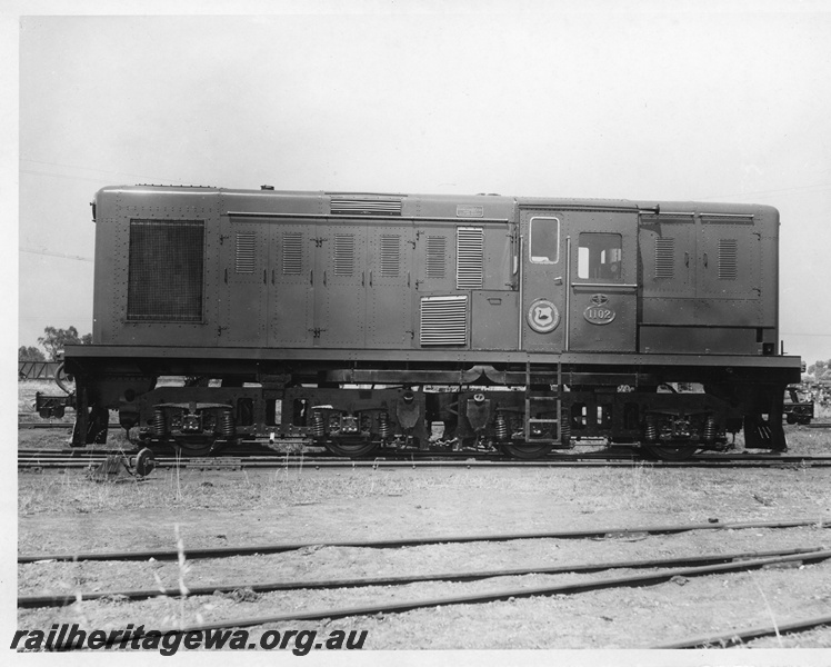 P10487
Y class 1102, as delivered, plain green livery with the WAGR roundel on the cab door, side view, B&W version of P13768
