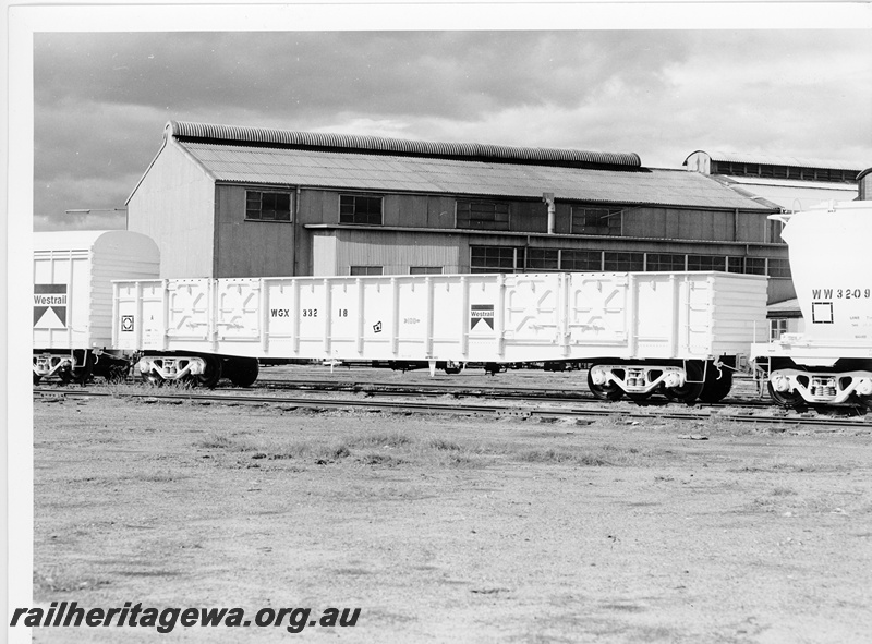 P10519
WGX class 33218 open box 'gondola' wagon at Midland with a WW class wheat hopper and a WBAX class covered van after being overhauled into the Westrail logo scheme.
