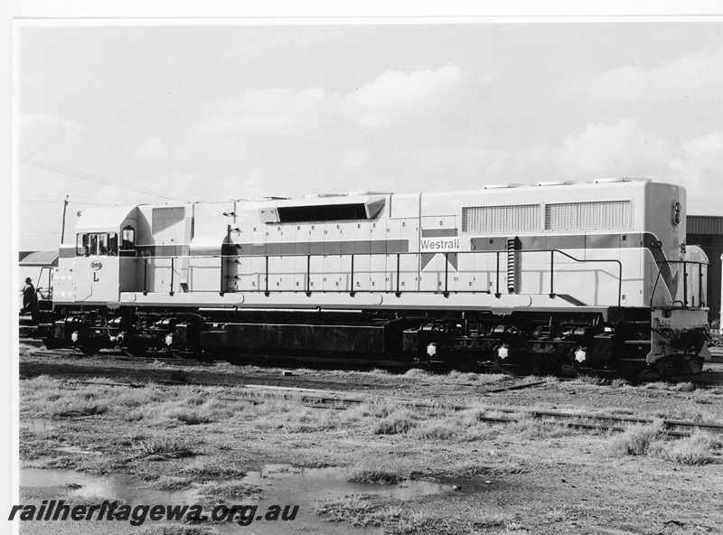 P10527
L class 260 standard gauge diesel locomotive pictured at Midland after repaint into the Westrail scheme of orange and blue. Side view of locomotive.
