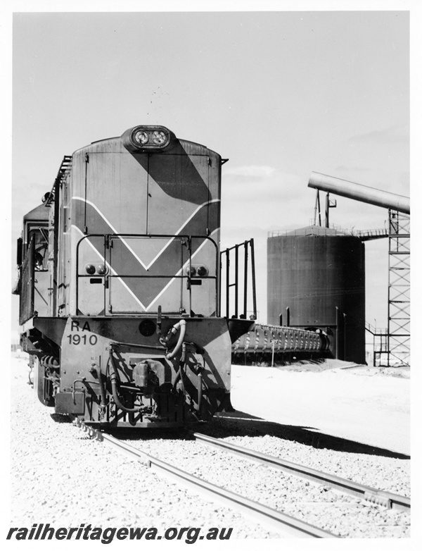 P10547
RA class 1910 diesel locomotive with a mineral sands train being loaded at Eneabba. Front view of locomotive.
