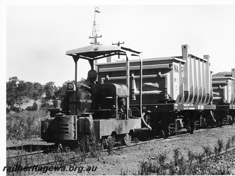 P10554
Simplex shunting locomotive MT24 at Wundowie Iron Works shunting a NW class wagon loaded with a container of iron ore.
