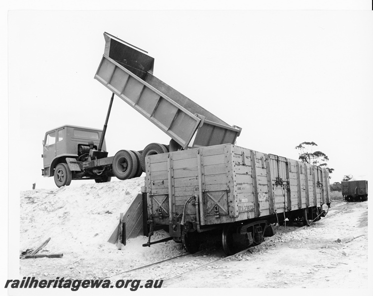 P10565
RCA class 23923 open wagon, in yellow livery, being loaded with talc at Three Springs.
