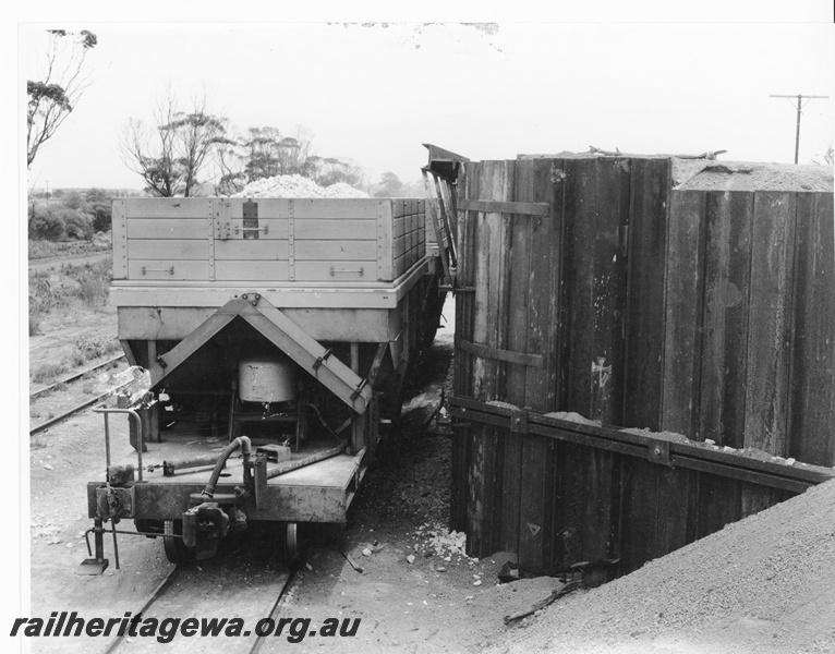 P10568
WMD class hopper wagon at the Talc loading ramp at Three Springs.
