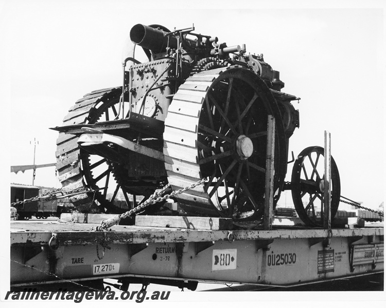 P10577
QU class 25030 flat top wagon loaded with a steam tractor at Robb Jetty.
