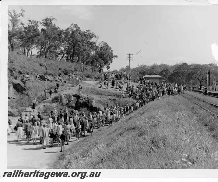 P10659
Station building, platform, signal, large crowd of sightseers flooding onto tracks, National Park, ER line
