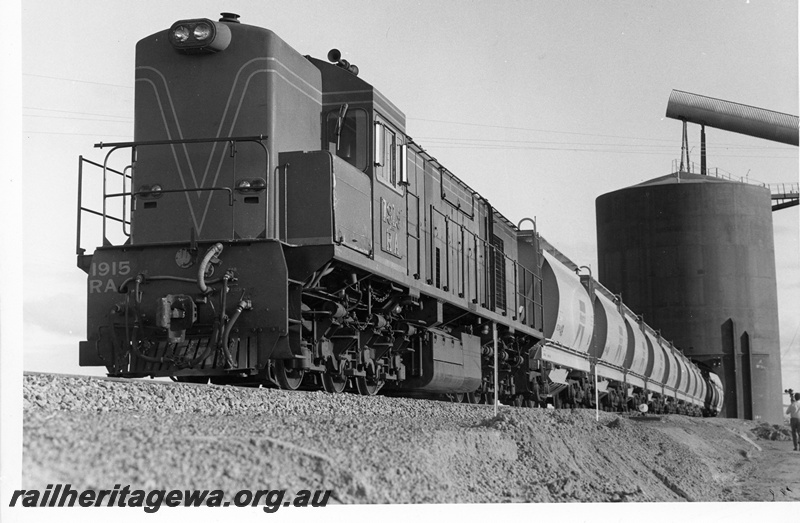 P10698
RA class narrow gauge diesel locomotive at the head of a mineral sands train being loaded at Eneabba.

