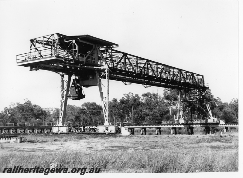 P10826
Overhead gantry crane, Coal Dam, Midland Workshops, end and side view
