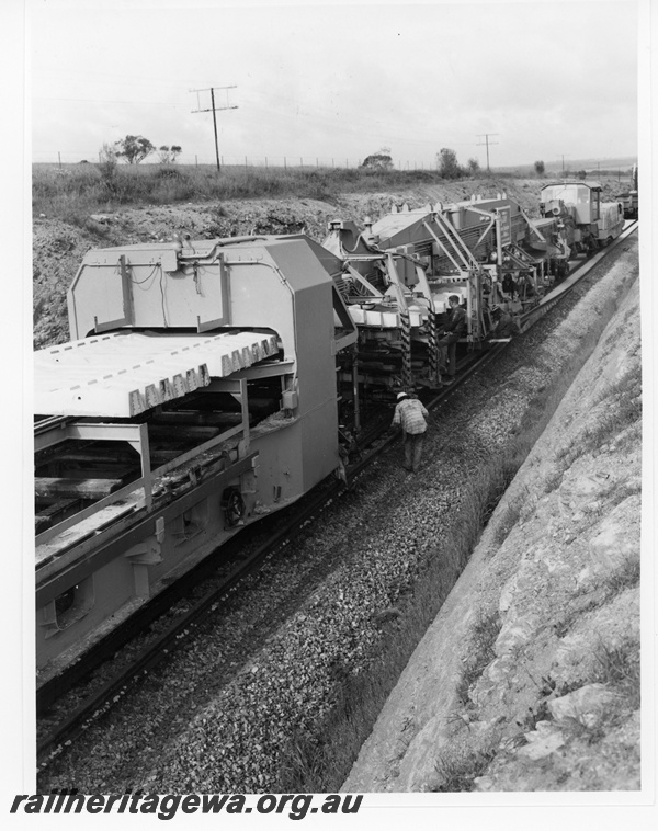 P10850
Tracking machine P811, replacing track in cutting, near Northam, Avon Valley line, view looking down into cutting
