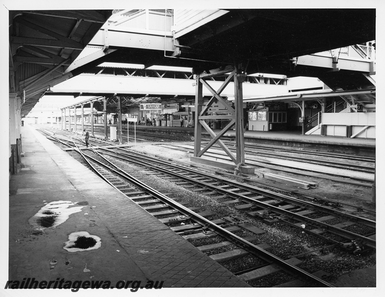 P10856
Perth city station, platforms, canopies, scissors crossover, passengers, man crossing tracks on track level boardwalk, view from platform
