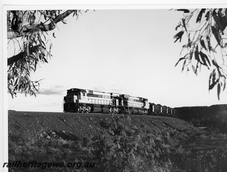 P10907
Cliffs Robe River (CRRIA) M636 class 1712, 1710 departing Pannawonica with a loaded iron ore train.
