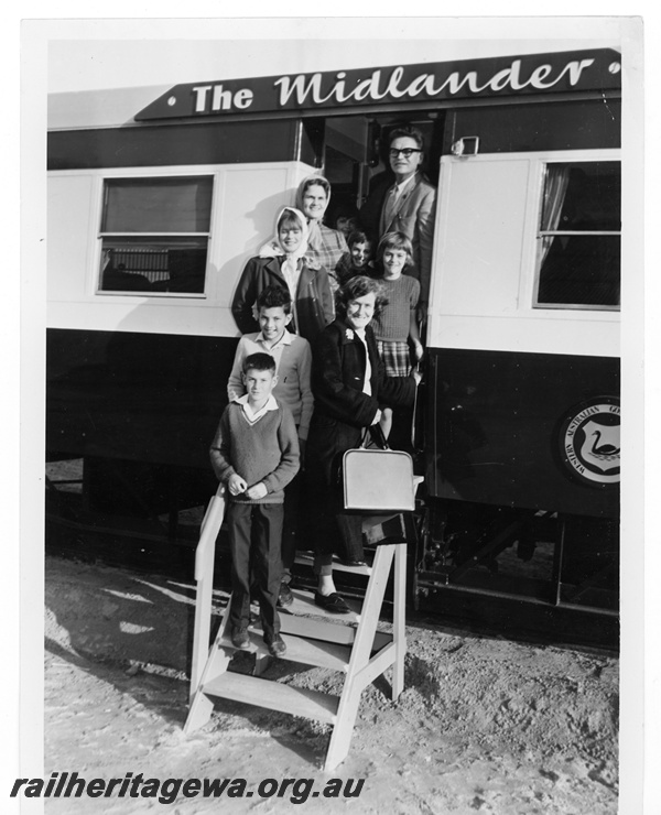 P10959
Visitors at Geraldton looking over the AYU class sit up carriage which is part of the display of The Midlander shortly before introduction into service.
