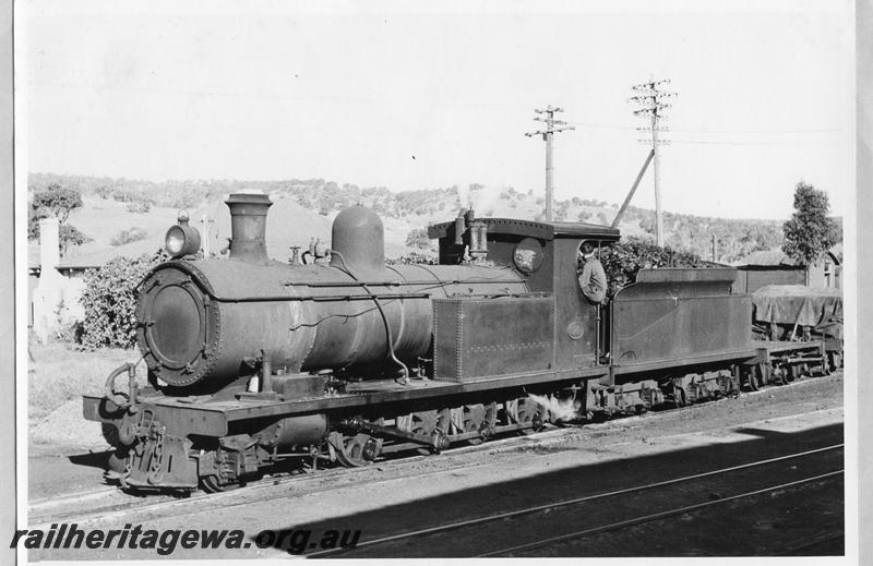 P11009
O class 98, Brunswick Junction, SWR line, front and side view, shunting.
