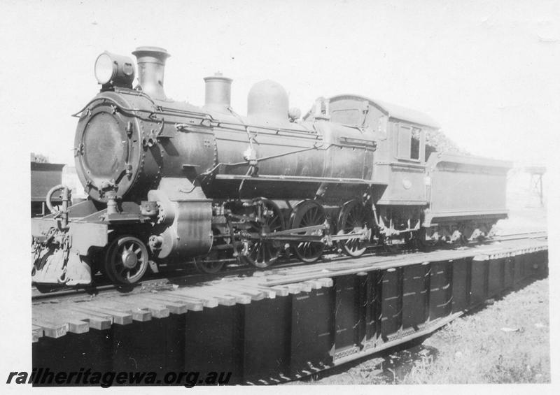 P11018
E class 349 on turntable, front and side view
