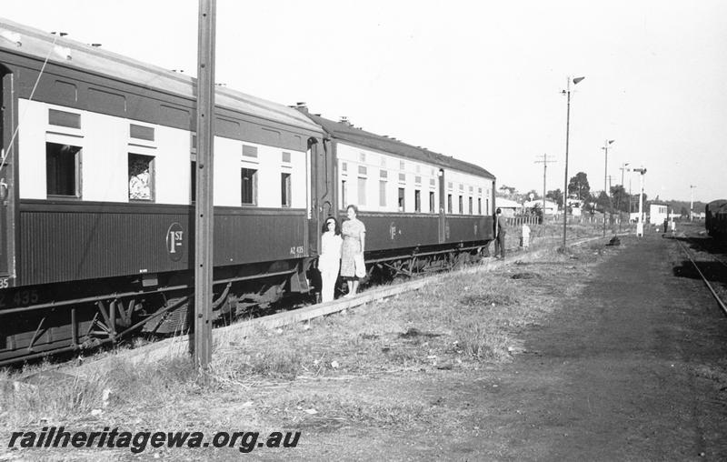 P11024
AZ class 435 1st class sleeping carriage coupled to another AZ class, with differing widths of the cream band along the sides
