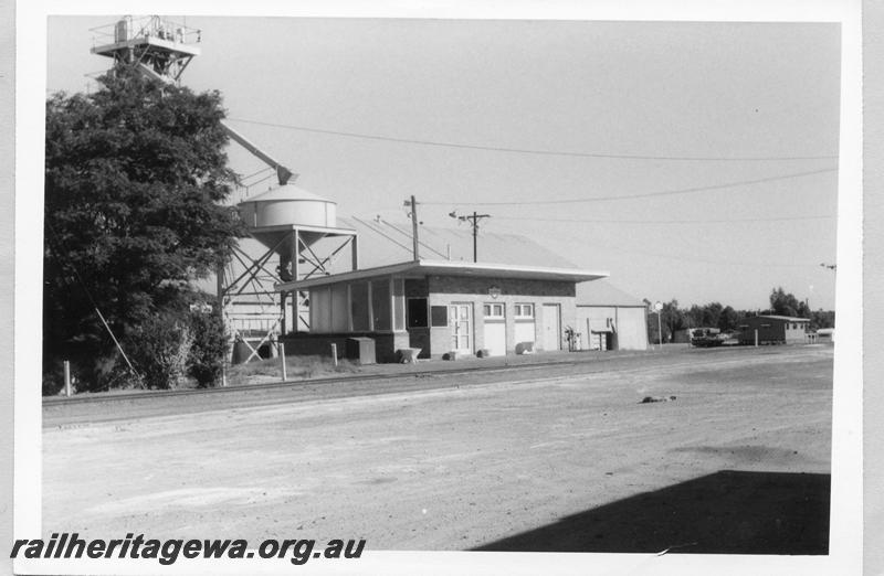 P11033
Station building, grain loading facility, Koorda, WLB line, trackside view
