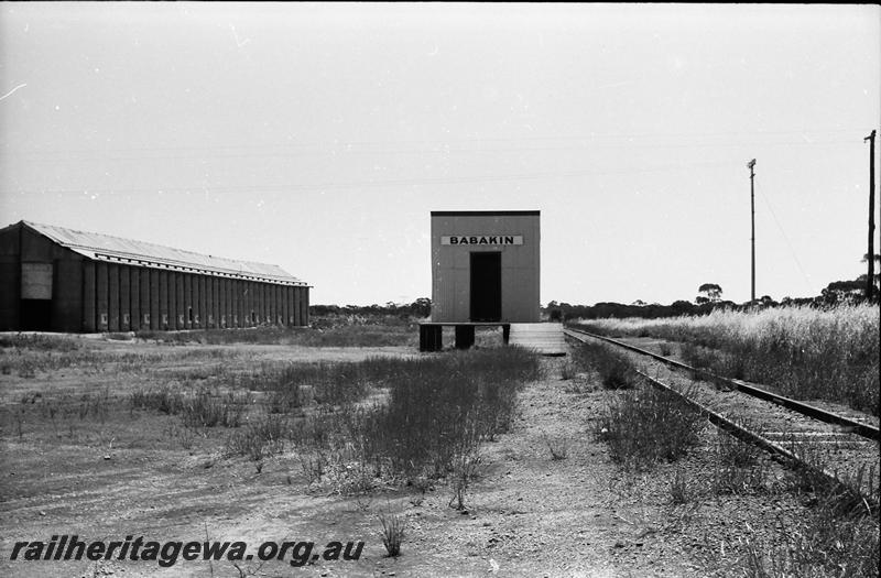 P11078
Out of shed, loading platform, wheat bin, Babakin, NWM line, shed entrance at right angles to the track
