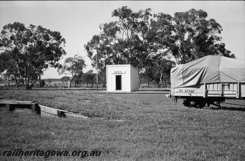 P11087
GE class 12342 cover with a tarpaulin, out of shed, Wedin, NKM line, view across yard.
