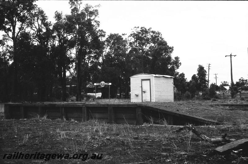 P11113
Round roof staff cabin, nameboard, loading platform, Yornup, PP line.
