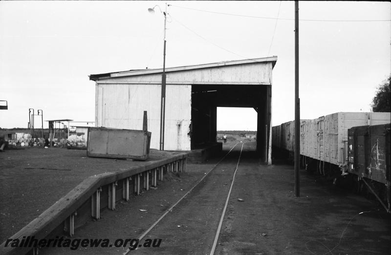 P11165
Goods shed, loading platform, Meekatharra, NR line, end view
