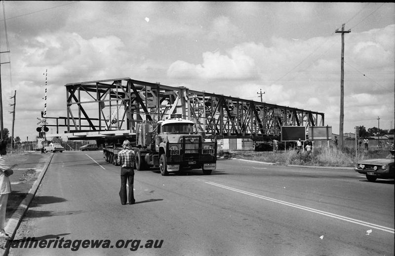 P11217
1 of 5 views of the transportation of the gantry from the Midland Coal Dam to the rail depot in Bellevue
