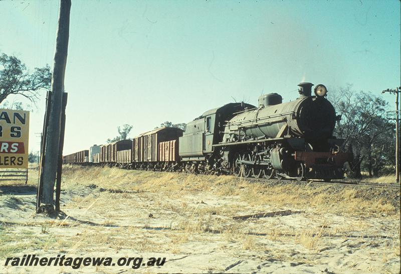 P11223
W class 941, down goods, near Dardanup. PP line.
