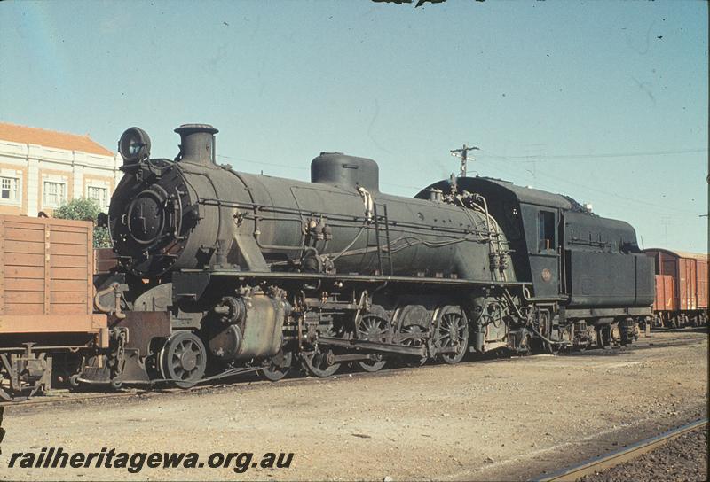 P11298
W class shunting Narrogin yard. GSR line.
