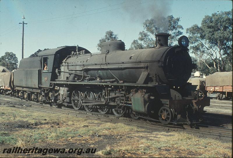 P11322
W class 931 on down goods, departing Narrogin yard. GSR line
