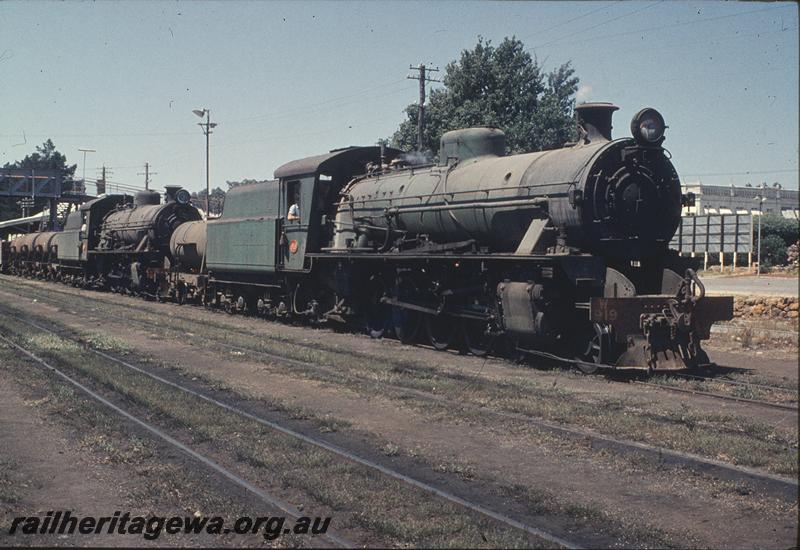 P11368
W class 919, W class, travelling water tanks, up goods, arriving Collie station yard, footbridge. BN line.
