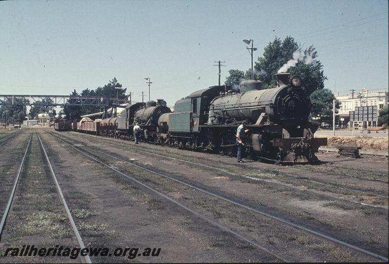 P11369
W class 919, W class, travelling water tanks, up goods, arriving Collie station yard, footbridge. BN line.
