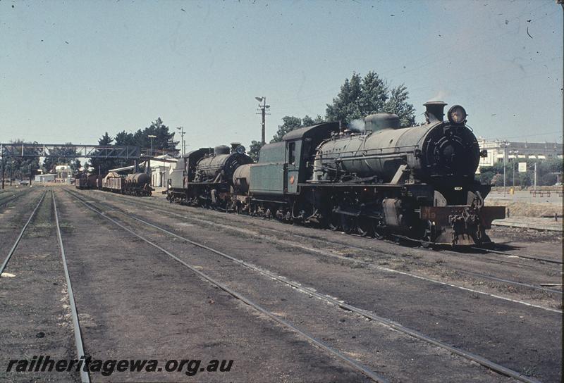 P11370
W class 919, W class, travelling water tanks, footbridge, part of station buildings, Collie, BN line, departing for loco shed. BN line.
