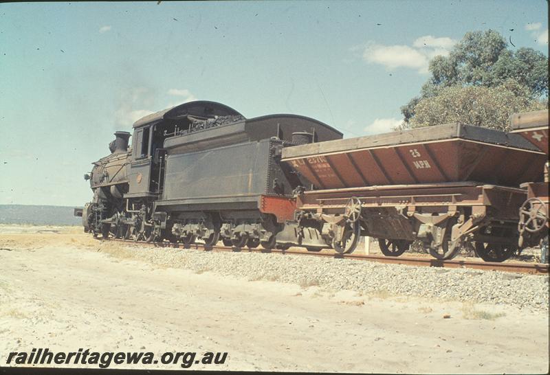 P11378
FS class 365, LA class ballast wagons, ballasting new track in Kewdale yard. SWR line.
