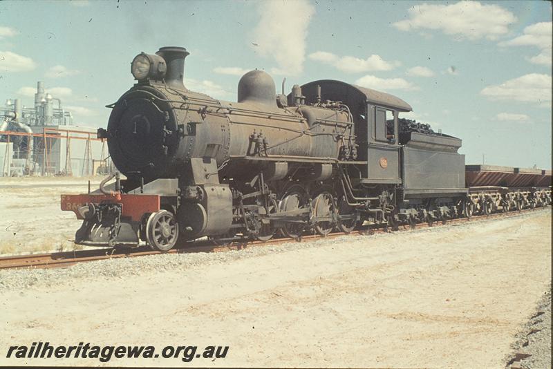 P11379
FS class 365, LA class ballast wagons, ballasting new track in Kewdale yard. SWR line.
