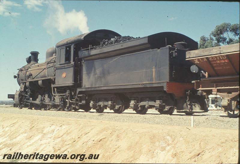 P11381
FS class 365, LA class ballast wagons, ballasting new track in Kewdale yard. SWR line.
