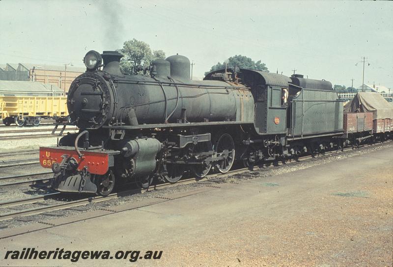 P11404
U class 655, return of Bassendean shunter, WO class wagon in background, Midland Junction. ER line.
