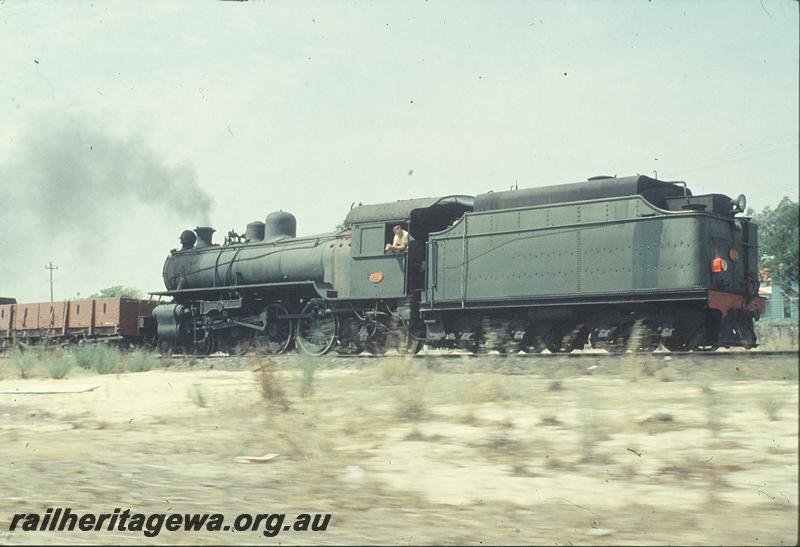 P11409
U class 655, tender first on Bassendean shunter. ER line.
