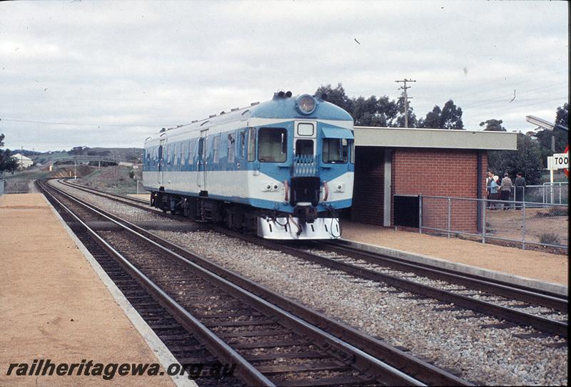 P11478
ADX class 670 in blue livery, side and front view, Toodyay platform, ARHS tour, Avon Valley line.
