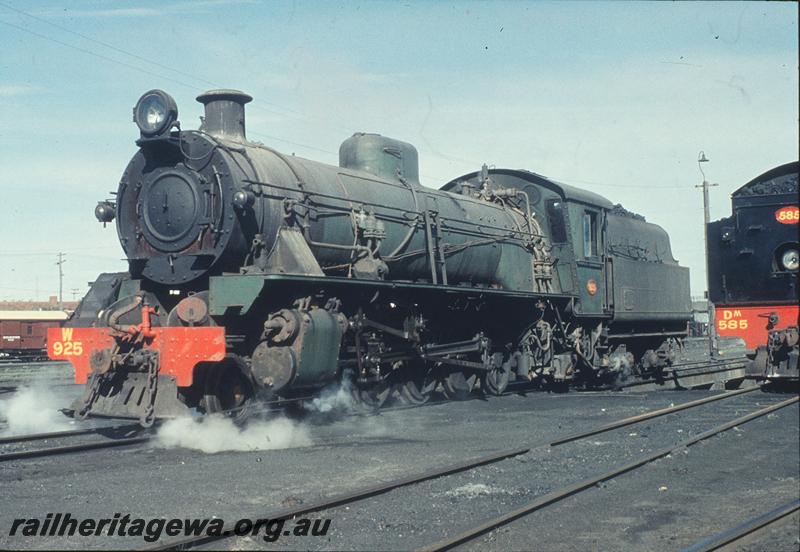 P11556
W class 925 leaving ash pit, East Perth loco shed. ER line.
