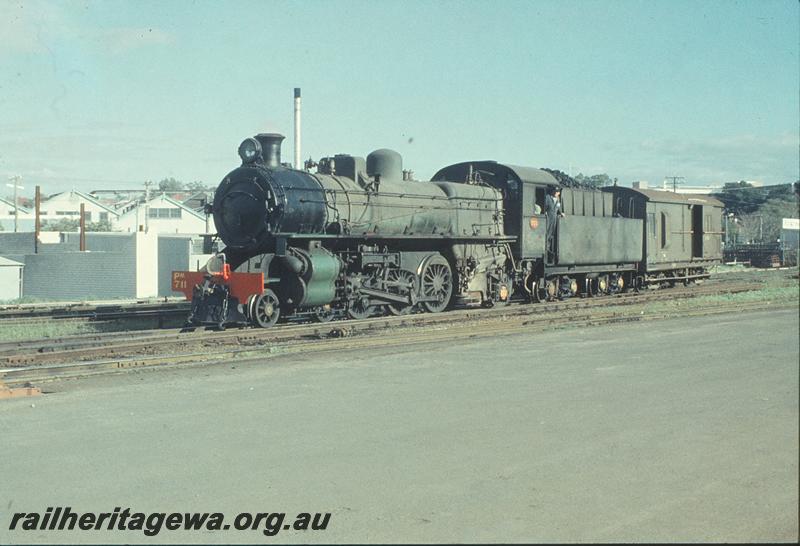 P11571
PM class 711, engine and van, arriving Subiaco. ER line.
