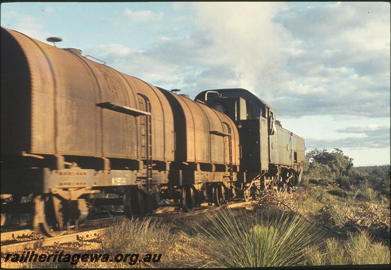 P11586
UT class 664, diesel fuel tankers, returning to Midland from ballast train duties, south of Wannamal. MR line.
