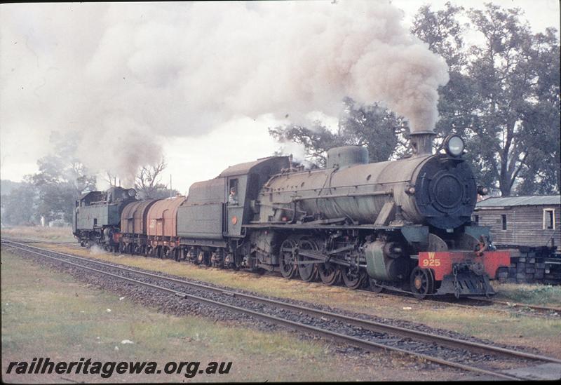 P11660
UT class 664, W class 925, fuel tanks, shunting to pick up ballast wagons, Gosnells. SWR line.
