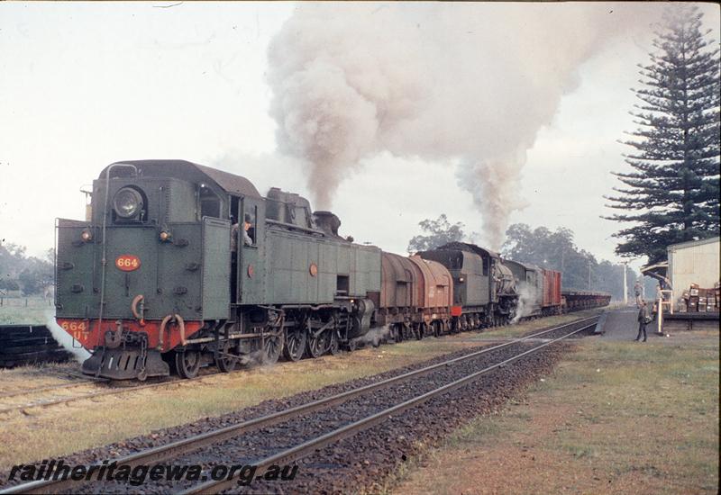 P11661
UT class 664, W class 925, fuel tanks, platform, station building, shunting to pick up ballast wagons, Gosnells. SWR line.
