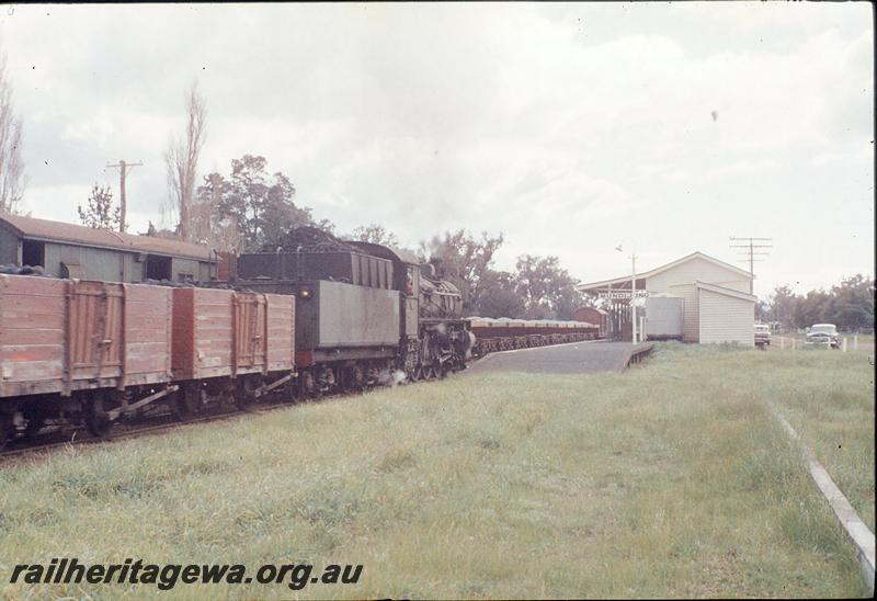 P11670
PM class 703, up goods, on main line, station building, platform, ballast in siding, Mundijong. SWR line.
